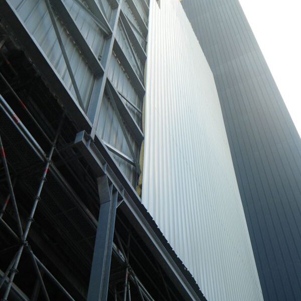 Ecran acoustique fixé sur une façade métallique