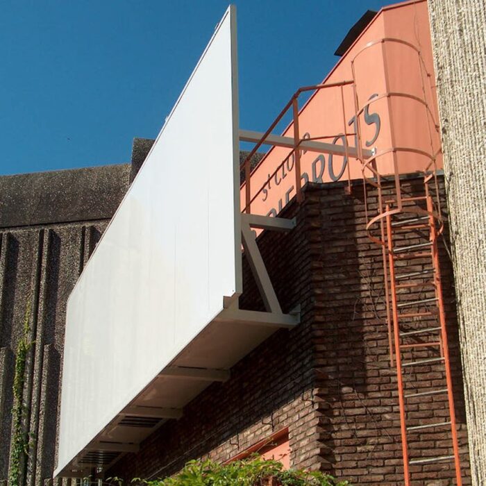 Ecran acoustique fixé en hauteur sur une façade