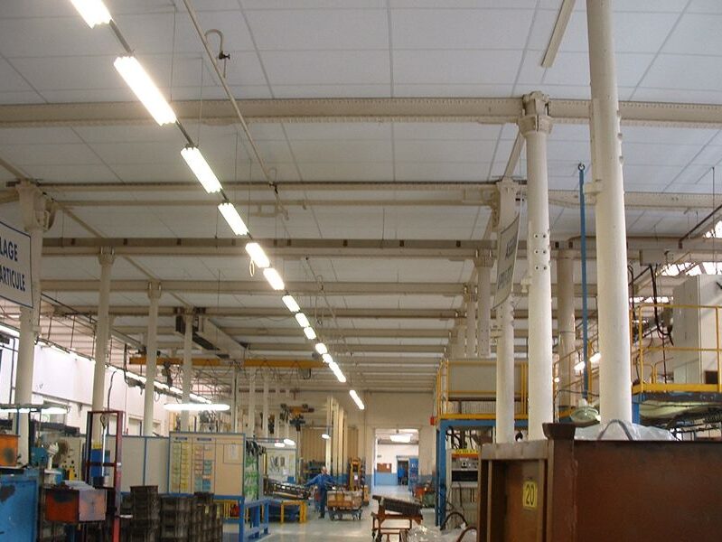 Plafond acoustique industriel chez Faurecia