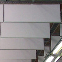Baffles suspendus au plafond
