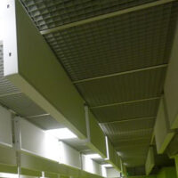 Réseau de baffles suspendus