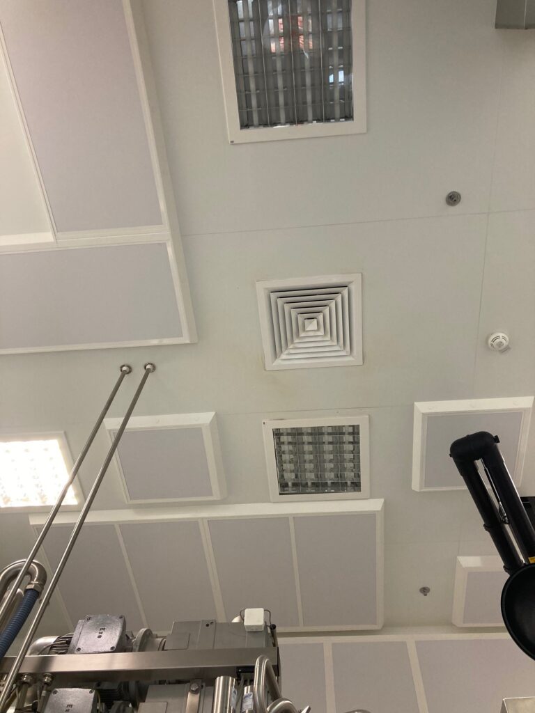 plafonds acoustiques dans un bureau