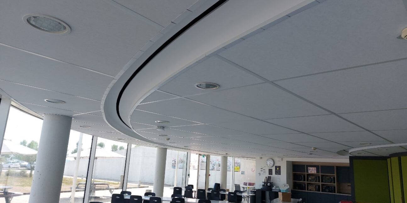 Louis vuitton DS22076 plafonds acoustiques dans un espace moderne