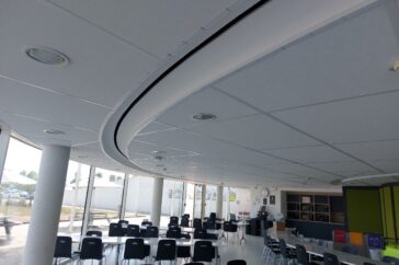 plafonds acoustiques dans un espace moderne