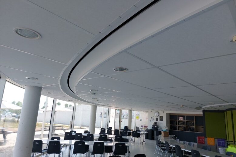 Louis vuitton DS22076 plafonds acoustiques dans un espace moderne