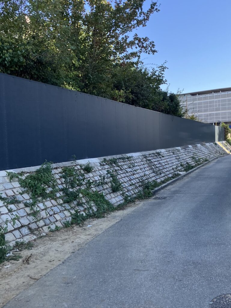 Pose d'écrans acoustiques dans une zone industrielle