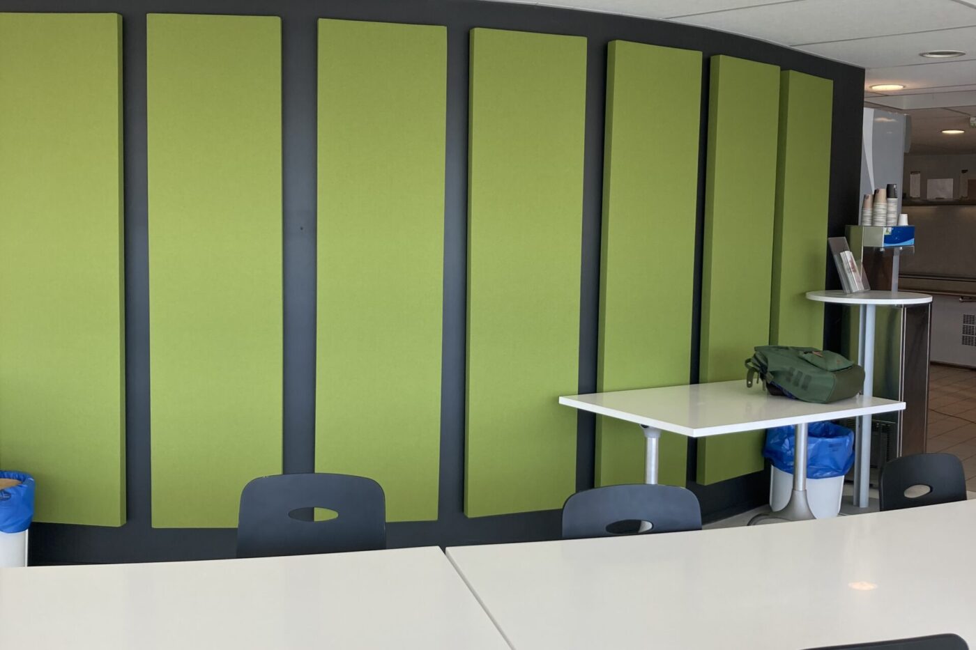 L'installation de panneaux acoustiques absorbants permet de réduire les effets du bruit