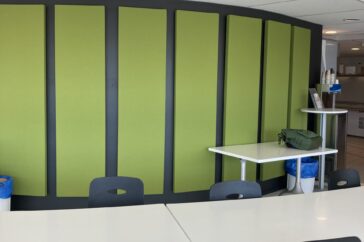 L'installation de panneaux acoustiques absorbants permet de réduire les effets du bruit