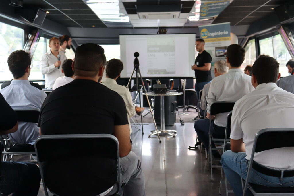 Des employés en pleine formation acoustique