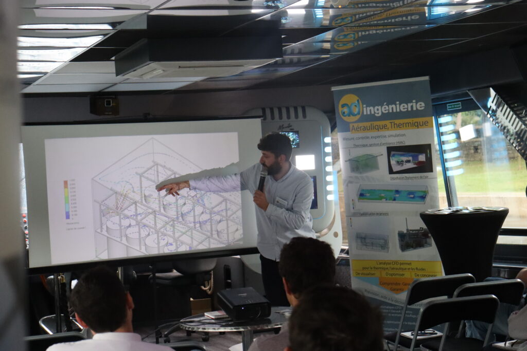 Un professionnel d'AD Ingénierie en pleine présentation lors d'une formation acoustique