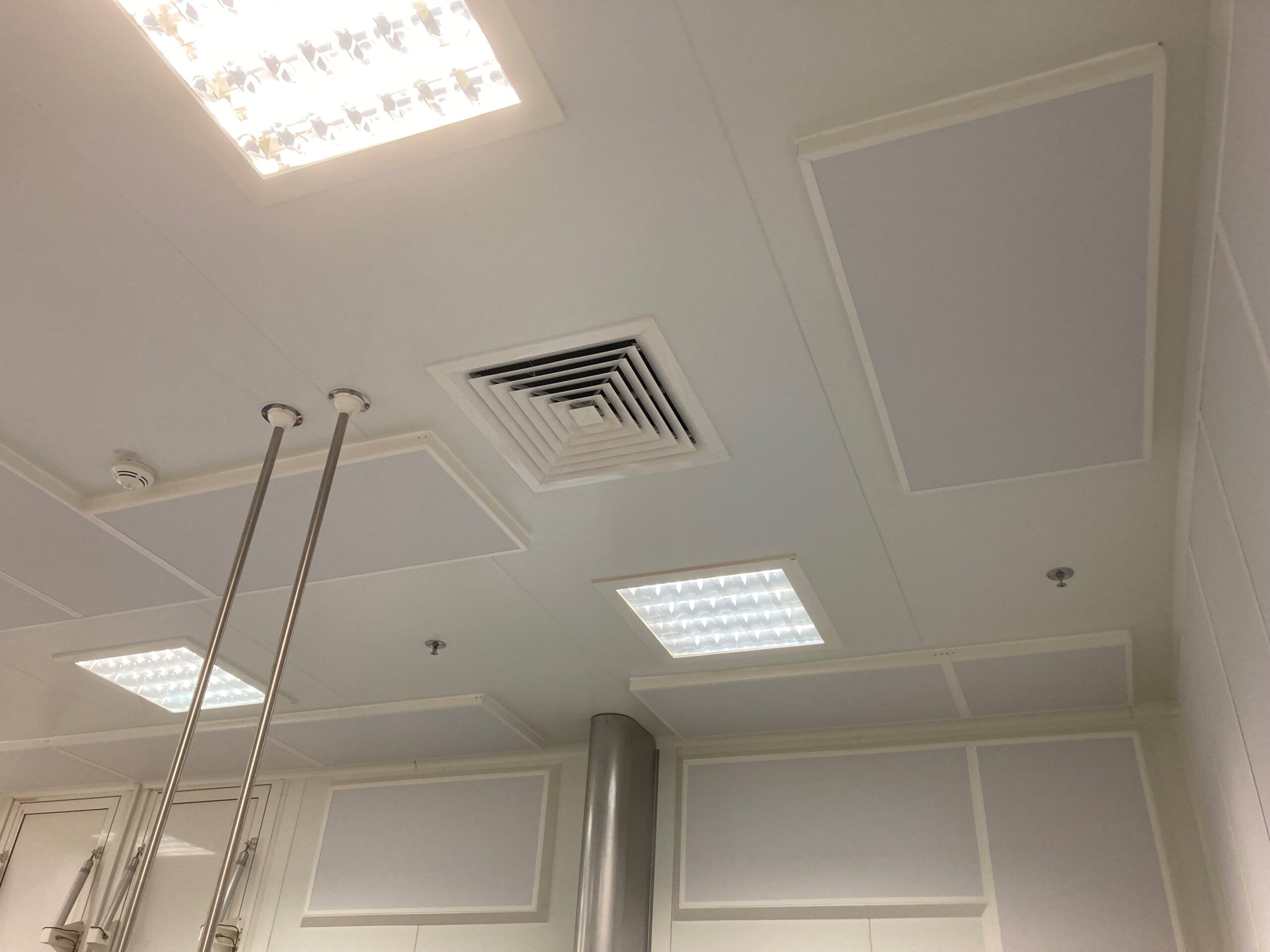 Panneaux acoustiques pour salle blanche