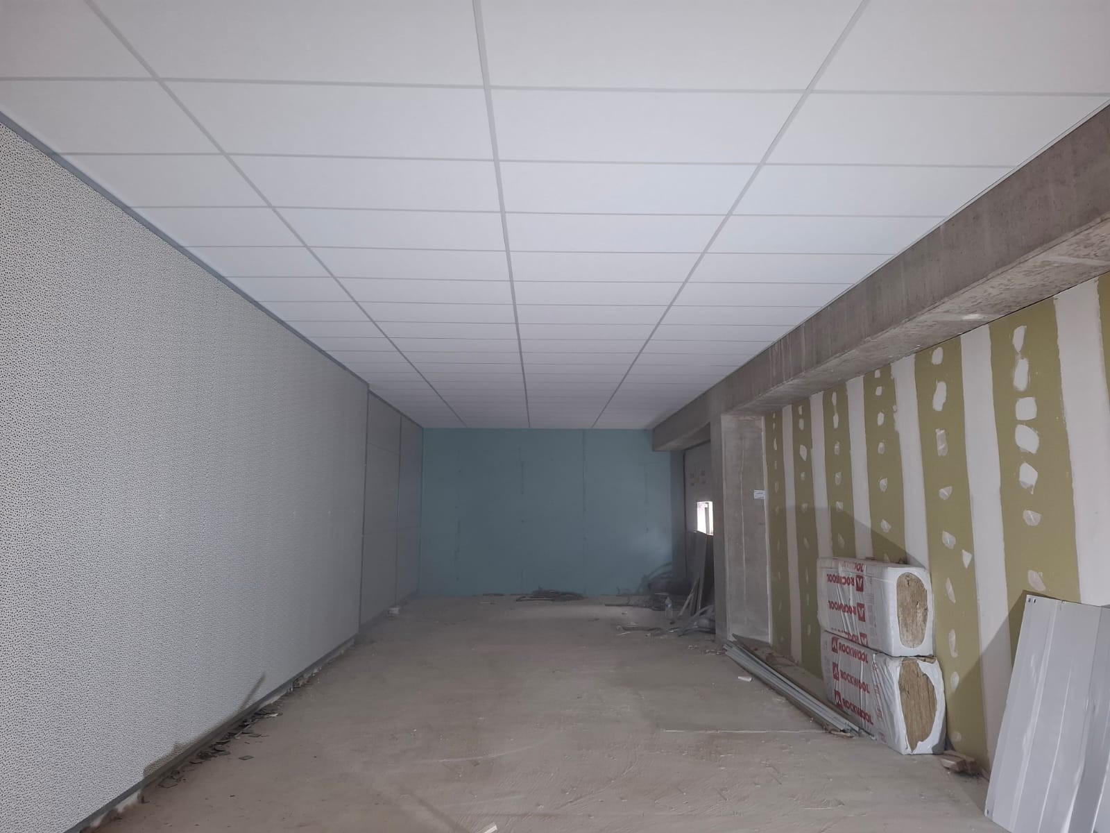 Plafond suspendu et revêtement mural